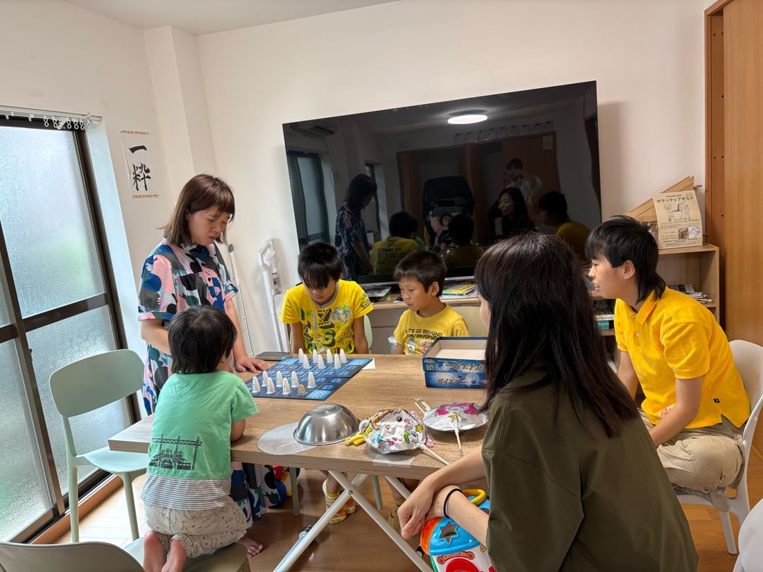 テーブルでゲームを楽しむ様子
