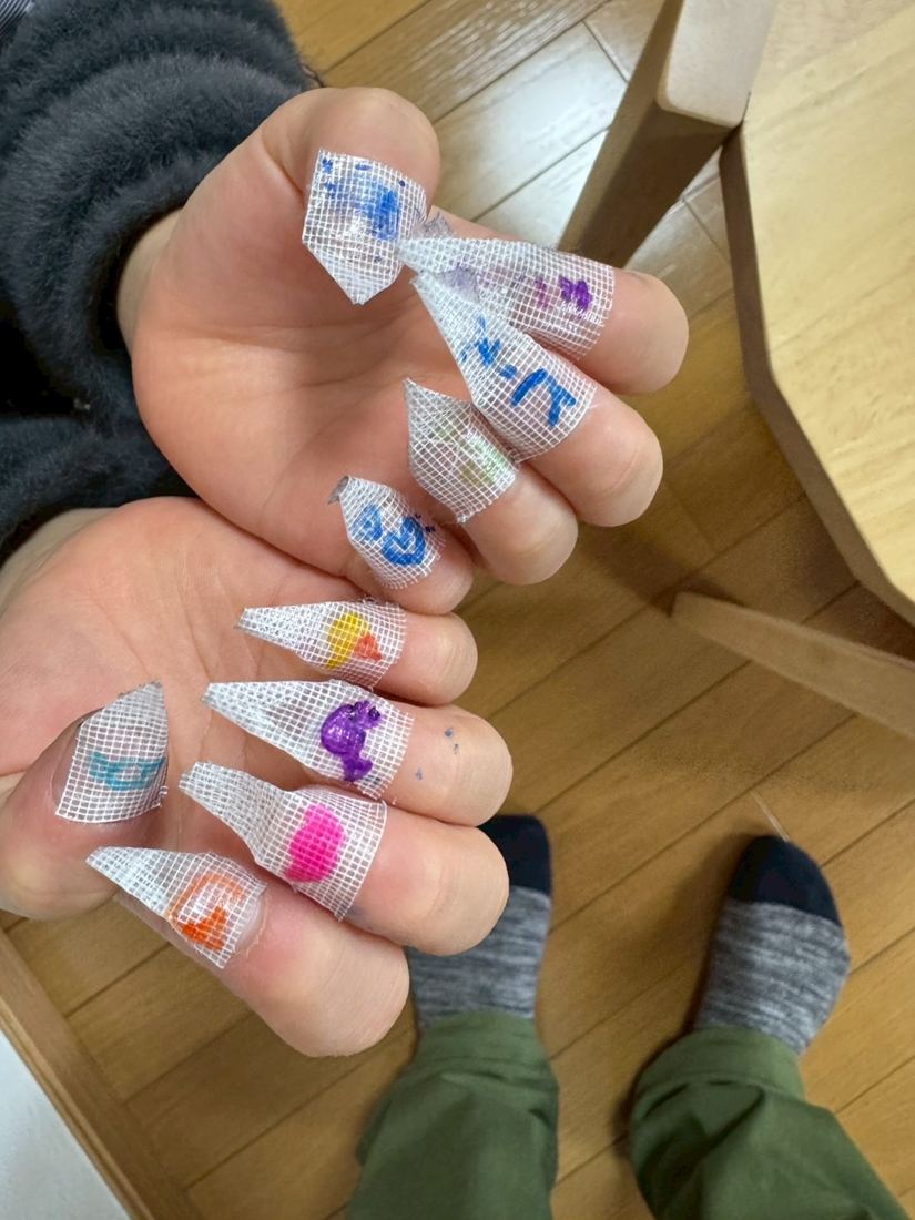 指先に色をぬったネイルあそび