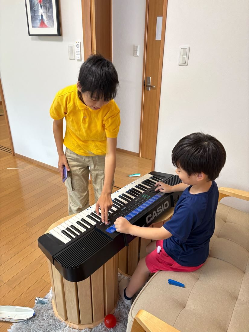 キーボードを弾く子どもたち