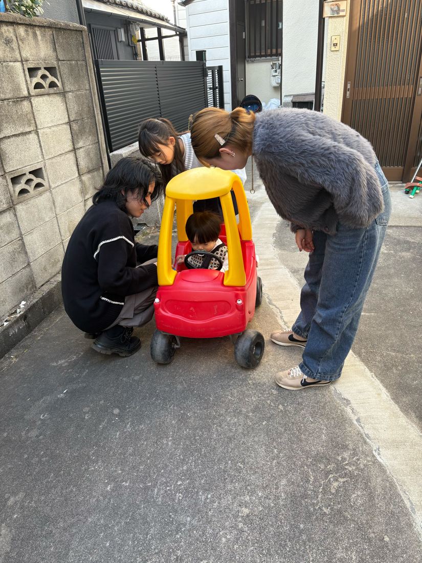 おもちゃの車で外あそび