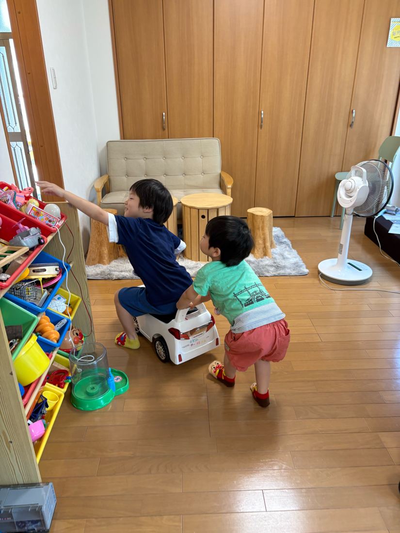 おもちゃのあるお部屋で遊ぶ子どもたち